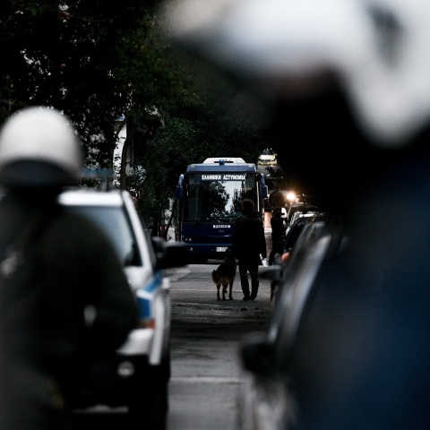 Ζωγράφου: Οπλισμένος άνδρας έχει ταμπουρωθεί σε σπίτι - Στο σημείο ειδικός διαπραγματευτής της αστυνομίας Αδιευκρίνιστες οι προθέσεις του.