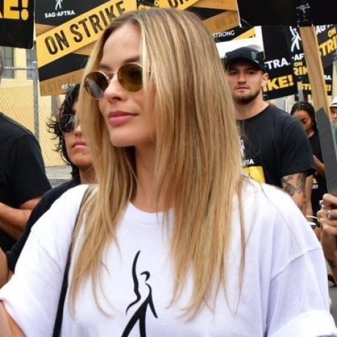 Μάργκοτ Ρόμπι: Με πλακάτ σε πορεία ηθοποιών στο Χόλιγουντ - Διαδήλωσαν για τα δικαιώματά τους σε συγκέντρωση της SAG-AFTRA.