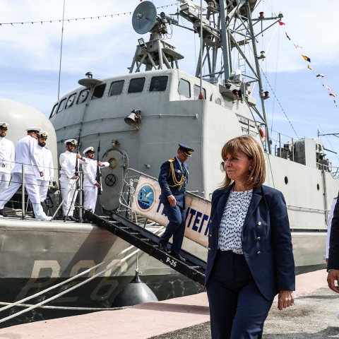 Κατερίνα Σακελλαροπούλου: Η Πρόεδρος της Δημοκρατίας επισκέφθηκε τη Σκιάθο, για την 80ή επέτειο της βύθισης του υποβρυχίου «Κατσώνης» από τους Γερμανούς.