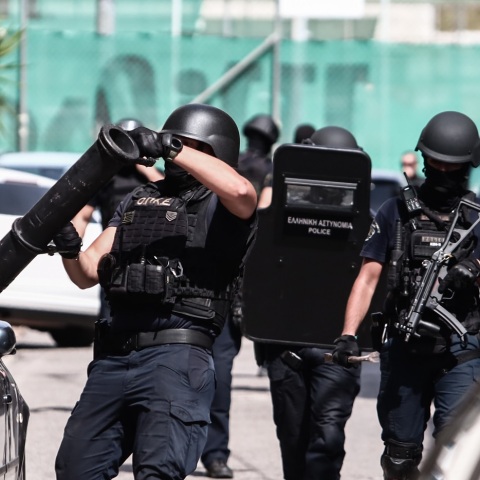 Ζωγράφου: Συνελήφθη ο ηλικιωμένος που απειλούσε ότι θα πυροβολήσει - Αστυνομικοί έκαναν έφοδο στο σπίτι του - Φέρεται να αντιμετωπίζει ψυχολογικά προβλήματα.