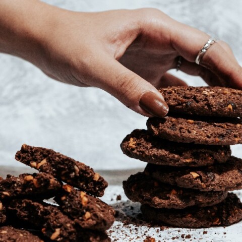 Ένας στους τέσσερις αναιρεί τα οφέλη των υγιεινών γευμάτων με ανθυγιεινά σνακ