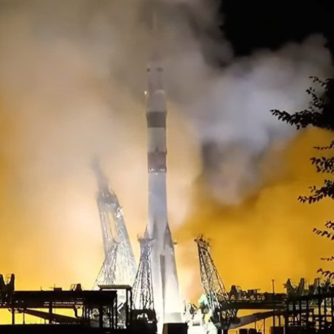 Εκτοξεύτηκε ο πύραυλος Σογιούζ που μεταφέρει δύο Ρώσους και μια Αμερικανίδα στον Διεθνή Διαστημικό Σταθμό - «Ένα σύμβολο ειρήνης και συνεργασίας».