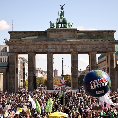 Γερμανία: Χιλιάδες διαδηλωτές στους δρόμους όλης της χώρας ζητούν από την κυβέρνηση «να κάνει περισσότερα» για να αντιμετωπιστεί η κλιματική αλλαγή.