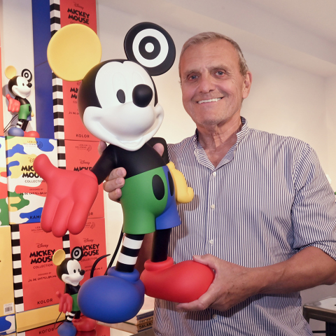 Jean-Charles de Castelbajac: Ο θρυλικός Γάλλος σχεδιαστής των χρωμάτων και της χαράς ανοίγει το σπίτι του