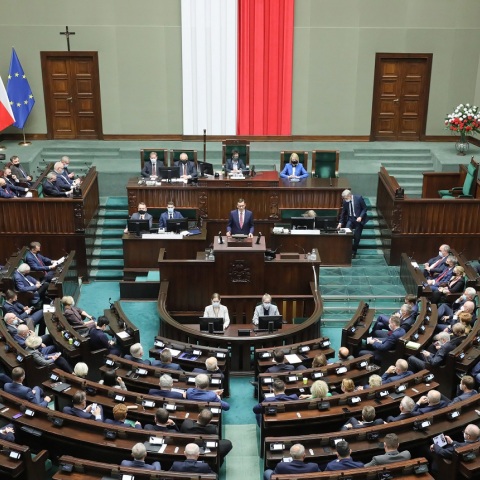 Πολωνία: Κατηγορίες για παράνομη χορήγηση αδειών παραμονής σε χιλιάδες μετανάστες - Για «το σκάνδαλο του αιώνα» μιλά ο ηγέτης της αντιπολίτευσης Ντόναλντ Τουσκ.