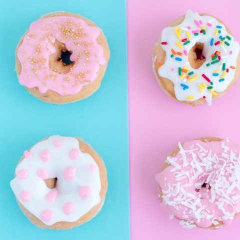 Γλυκά donuts με διάφορα καρικεύματα