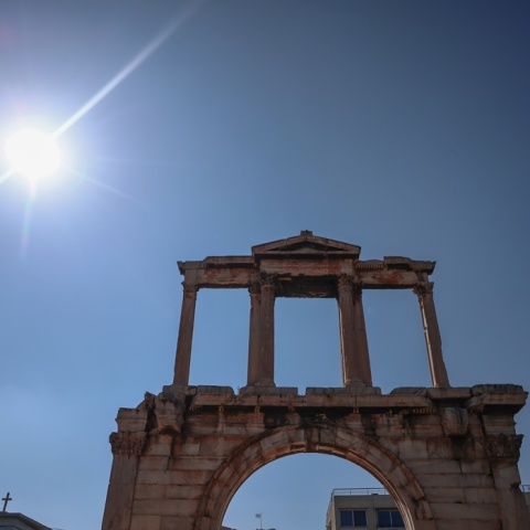 Ο ήλιος πάνω από την Πύλη του Ανδριανού