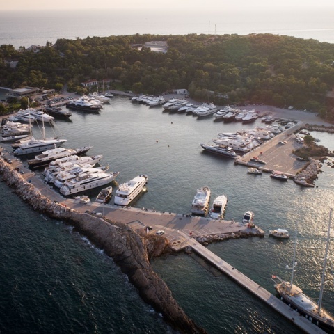 Σκάφη αγκυροβολημένα και δεμένα στη μαρίνα Βουλιαγμένης