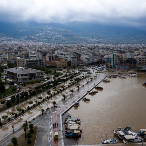 Λάσπες και πλημμυρισμένοι δρόμοι στον Βόλο