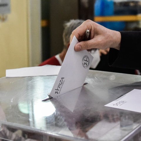 Ψηφοδέλτιο των εσωκομματικών εκλογών του ΣΥΡΙΖΑ που φέρει το έμβλημα του κόμματος και χέρι που το ρίχνει στην κάλπη