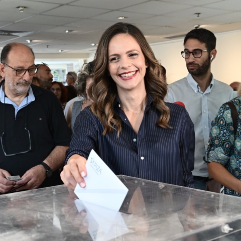 Η υποψήφια πρόεδρος, Έφη Αχτσιόγλου, κρατά το ψηφοδέλτιο για την ανάδειξη του νέου προέδρου του ΣΥΡΙΖΑ και ετοιμάζεται να το ρίξει στην κάλπη