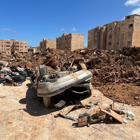 Αναποδογυρισμένα αυτοκίνητα, μπάζα και φερτά υλικά στην πόλη Ντέρνα μετά τις πλημμύρες που συγκλόνισαν τη Λιβύη