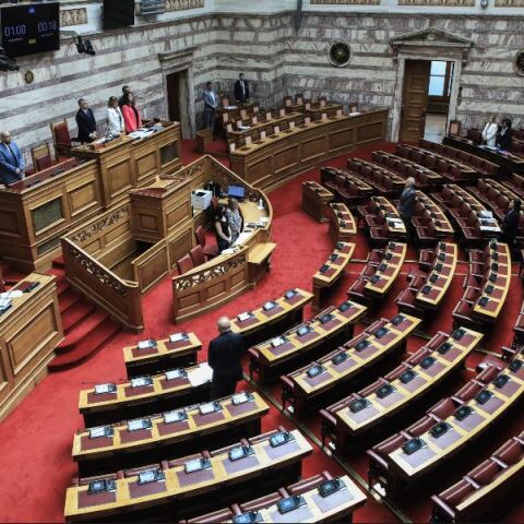 Ενός λεπτού σιγή στη Βουλή για τα θύματα του τραγικού δυστυχήματος στη Λιβύη