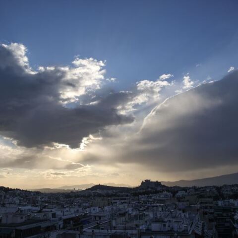 Με λίγες νεφώσεις και φυσιολογικές για την εποχή θερμοκρασίες ο καιρός σήμερα
