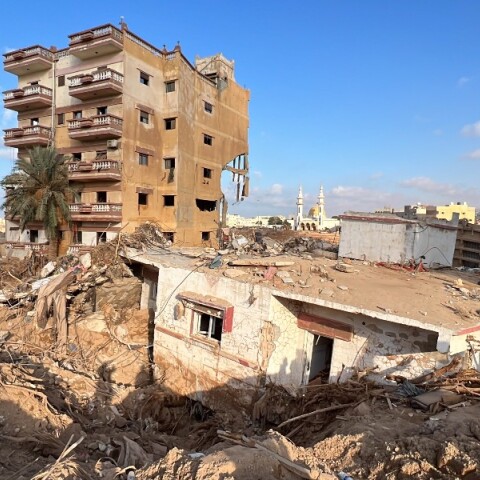 Στην κατεστραμένη Ντέρνα, οι επιζώντες συνεχίζουν να αναζητούν αγνοούμενους