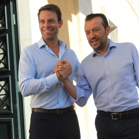 Συνάντηση Στέφανου Κασσελάκη - Νίκου Παππά στη Βουλή