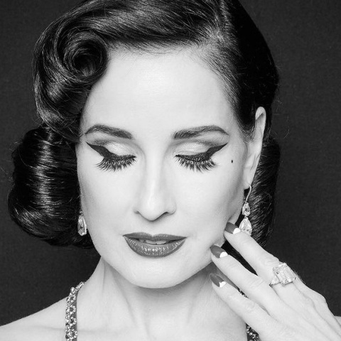 Λονδίνο: Διάσημοι φωτογραφίζονται με κλειστά μάτια για να ευαισθητοποιήσουν για την ψυχική υγεία - Πλειάδα αστέρων συμμετέχουν στο πρότζεκτ «Take A Moment».