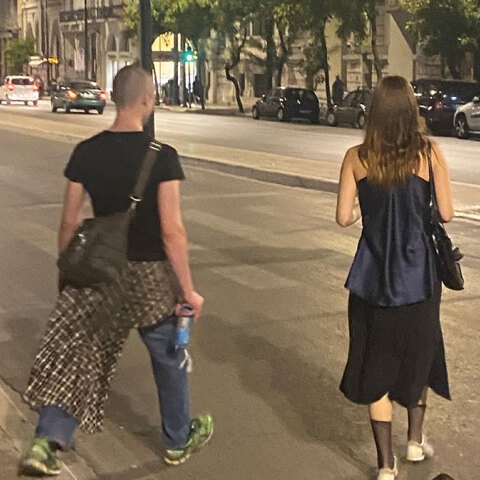 Σε βλέπω - Λένα Διβάνη: Αγόρια και κορίτσι περπατούν στο δρόμο