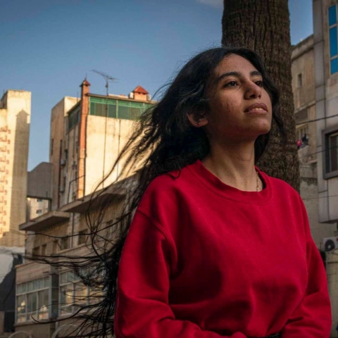 μια κοπέλα στο δρόμο