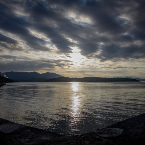 Πυκνά σύννεφα στον ουρανό πάνω από τη θάλασσα
