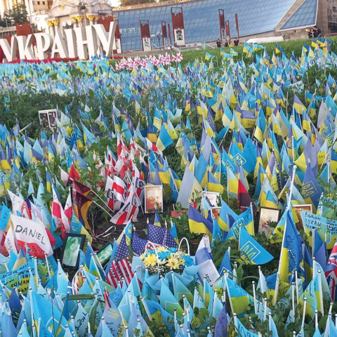 Ουκρανία: Δίπλα στο άγαλμα της Ανεξαρτησίας, μικρές σημαίες στο γρασίδι, μία για κάθε νεκρό.