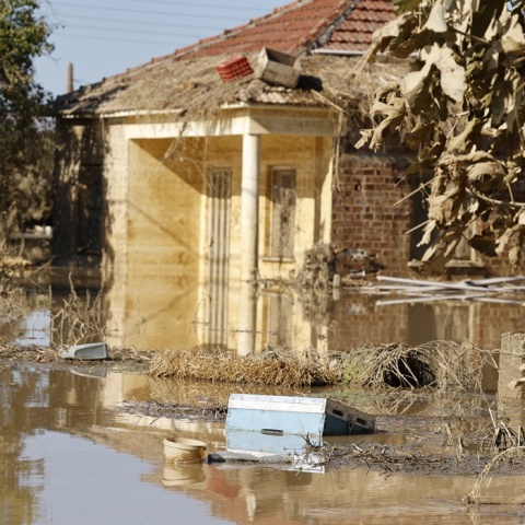 Πλημμυρισμένη αυλή σπιτιού στη Θεσσαλία και κτίριο που παραμένει ορατό από τα νερά