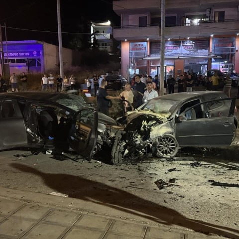 Κατεστραμμένα οχήματα μετά από μετωπική σύγκρουση οχημάτων στο Πόρτο Ράφτη