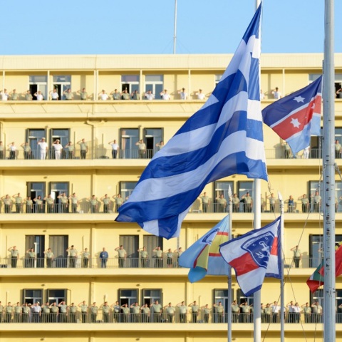 Δυστύχημα στη Λιβύη: Απόδοση τιμών στους θανόντες της ελληνικής αποστολής ανθρωπιστικής βοήθειας - Έπαρση της σημαίας στο στρατόπεδο «Παπάγου».