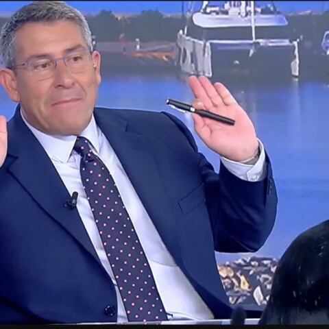 Η μαύρη γάτα πάνω στο σκηνικό της εκπομπής του ΣΚΑΪ και ο παρουσιαστής Άκης Παυλόπουλος με τα χέρια ψηλά