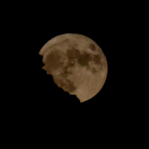 Η πανσέληνος του Σεπτεμβρίου ξεπροβάλλει πίσω από βουνό