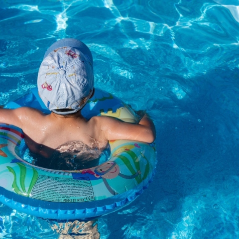 ένα μωρό που κολυμπάει