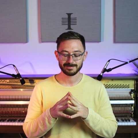 Ο πιανίστας Ιάσων Ξεξάκης μιλάει για τη νέα του σύνθεση, «Εύνοια»