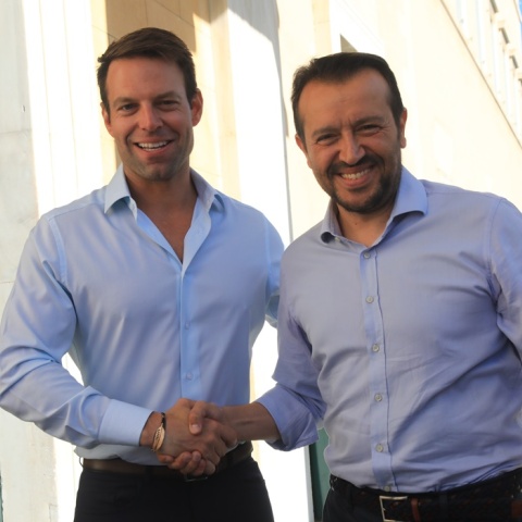 Ο Νίκος Παππάς και ο Στέφανος Κασσελάκης ενώνουν τα χέρια στο περιστύλιο της Βουλής