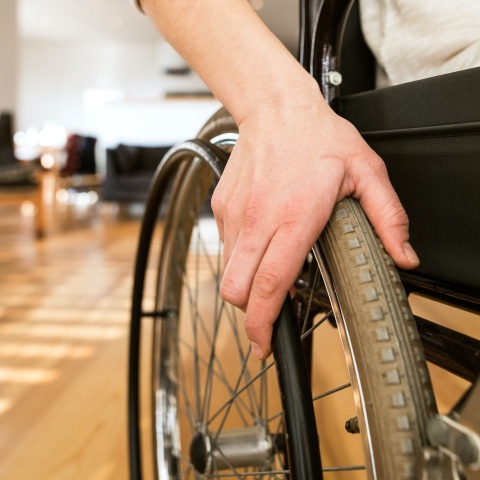 Προσβλητική συμπεριφορά οδηγού λεωφορείου προς ΑμεΑ επιβάτη που κινείται με αναπηρικό αμαξίδιο - Παρέμβαση Σταϊκούρα και διοικήσεων ΟΑΣΑ και ΟΣΥ.