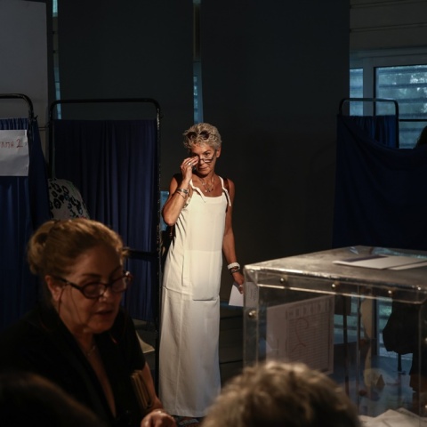 Γυναίκα σε εκλογικό κέντρο