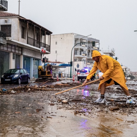 Πολίτης απομακρύνει νερά και φερτή ύλη από δρόμο του Βόλου