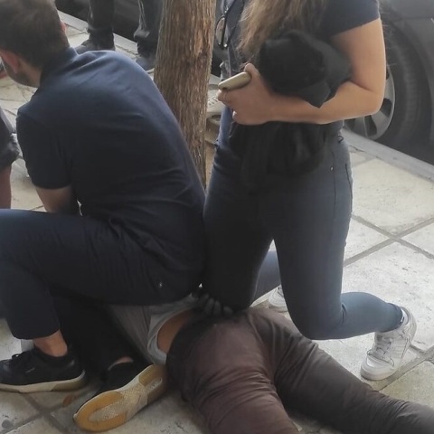 Θεσσαλονίκη: Συνελήφθη επ' αυτοφώρω 42χρονος για ένοπλη ληστεία σε κοσμηματοπωλείο - Ακινητοποιήθηκε από περαστικούς στην οδό Βενιζέλου.