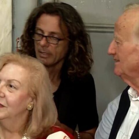 Η μητέρα του Στέφανου Κασσελάκη πραγματοποιεί δηλώσεις στις κάμερες