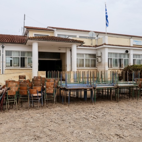 Πράγματα σχολείου στη Θεσσαλία μαζεμένα στο προαύλιο μετά το πέρασμα της κακοκαιρίας Daniel