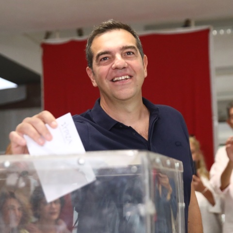 Ο Αλέξης Τσίπρας κρατά το ψηφοδέλτιο και την επιλογή του για το πρόσωπο που επιθυμεί να δει πρόεδρο του ΣΥΡΙΖΑ