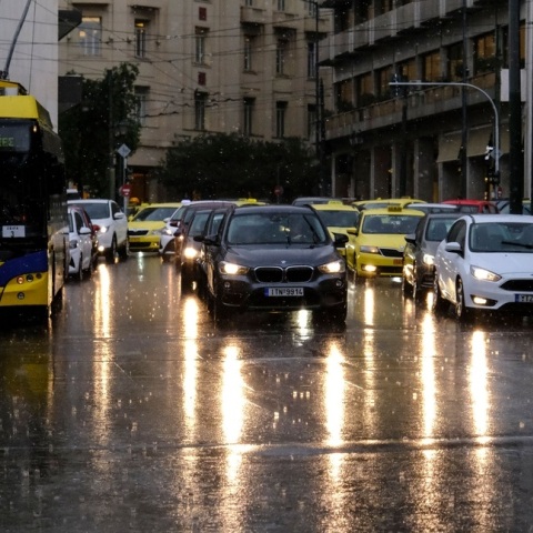 Οχήματα στην βροχή στο κέντρο της Αθήνας