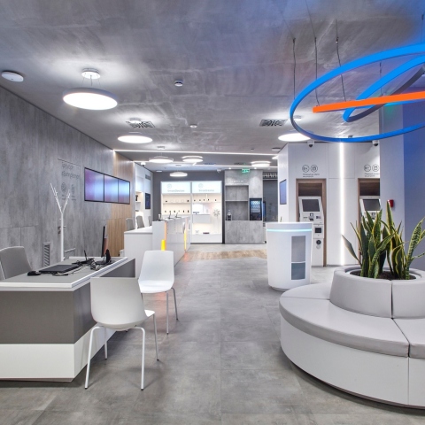 ο εσωτερικός χώρος των νέων καταστημάτων της ΔΕΗ