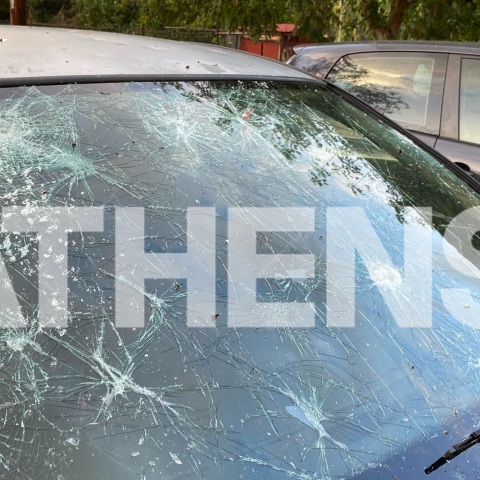 Κακοκαιρία Elias: Έντονη χαλαζόπτωση στα Καλάβρυτα - Καταστροφές σε σπίτια και αυτοκίνητα - Ακινητοποιημένα οχήματα στην εθνική οδό. 