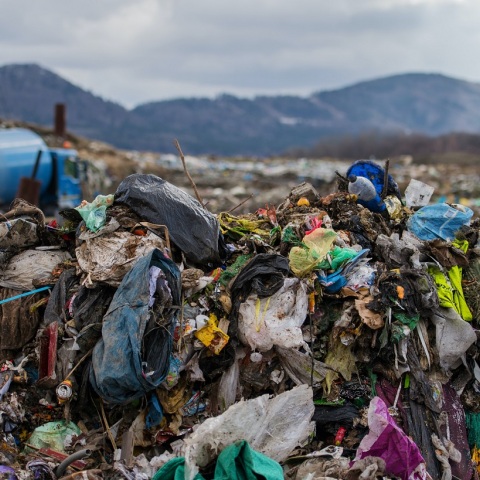 Ευρωπαϊκή Επιτροπή: Μέτρα για τον περιορισμό των μικροπλαστικών που προστίθενται σκόπιμα σε προϊόντα - «Μεγάλο βήμα προς τη μείωση της ανθρωπογενούς ρύπανσης».