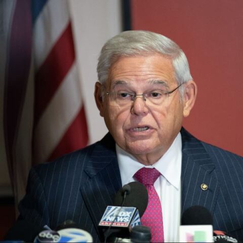 Ρόμπερτ Μενέντεζ: Δεν παραιτείται – Πρώτη δημόσια εμφάνιση μετά τις κατηγορίες