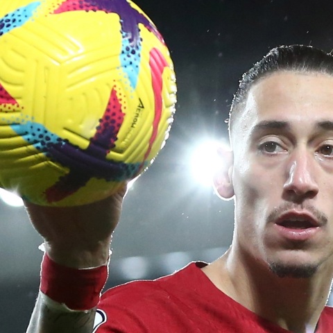 Ο Κώστας Τσιμίκας δεν το κουνάει από τη Λίβερπουλ με τις δύο πλευρές να υπογράφουν νέο πολυετές συμβόλαιο συνεργασίας.