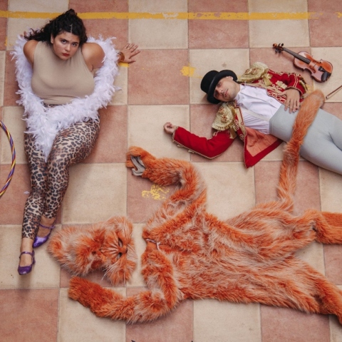 ξαπλωμένοι άνθρωποι ντυμένοι με κουστούμια θεάτρου