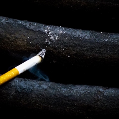 Βία ανηλίκων - Θεσσαλονίκη: Μητέρα καταγγέλλει ότι 12χρονη έσβησε τσιγάρο στο στήθος της 13χρονης κόρης της - Τι λέει η Αστυνομία.