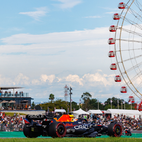 Formula 1: Ο Αγώνας στη Suzuka International Racing Course στην Ιαπωνία, η νίκη του Mαξ Φερστάπεν και το λογότυπο της Red Bull στα αγωνιστικά αυτοκίνητα