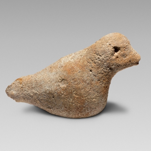 Μορφή σε λίθο που εικονίζει πτηνό στην έκθεση "Οι απαρχές της γλυπτικής" στο Μουσείο Μπενάκη